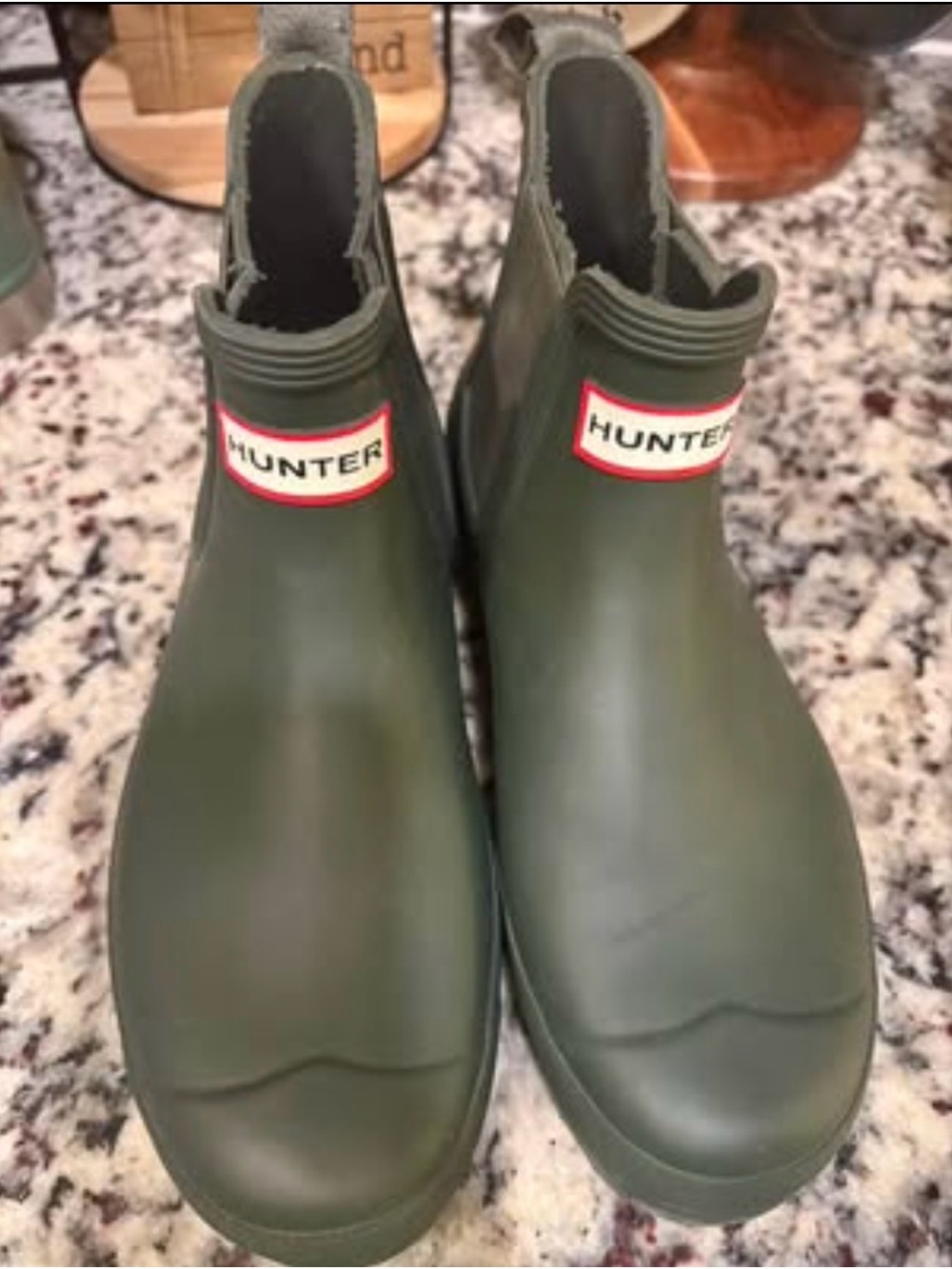Like *NEW* young men’s dark green/olive sz 7 Hunter original Chelsea rain boot